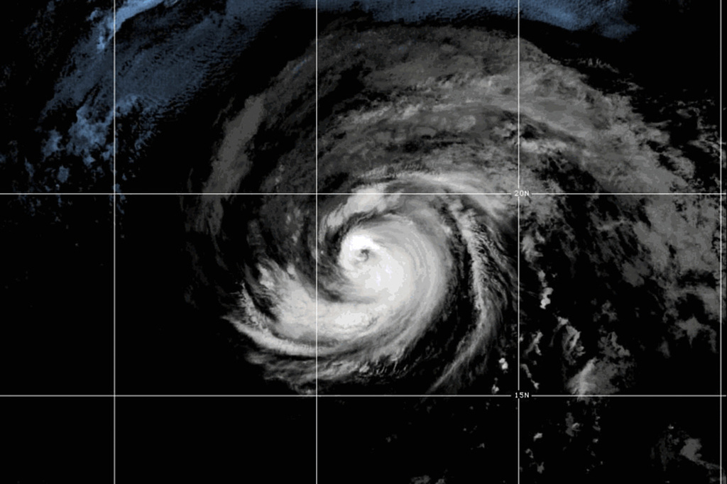 Esta imagen satelital distribuida por la NOAA tomada el 24 de julio de 2026 muestra el huracán Fausto moviéndose sobre el Océano Pacífico. (NOAA vía AP)