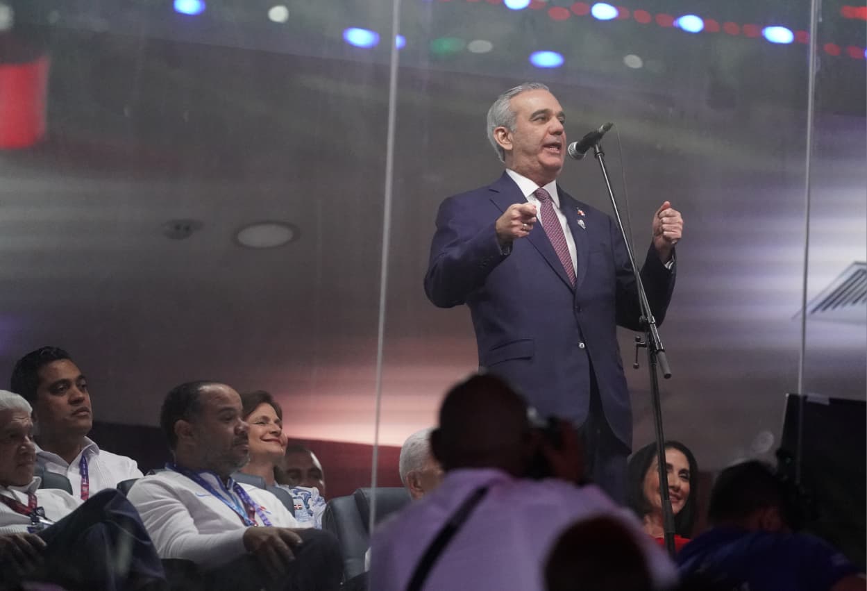 El Presidente de la República, Luis Abinadar, durante su discurso al público en el discurso inaugural de los Juegos 2026.
