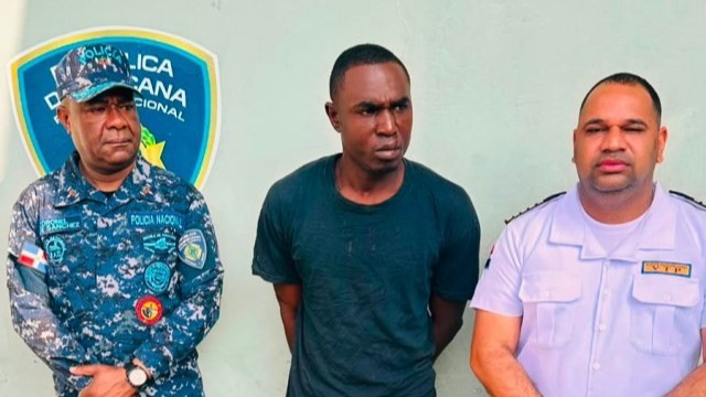 Geoffrey Pye con la policía y las autoridades penitenciarias