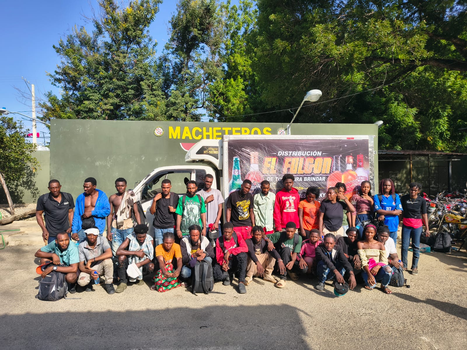 El camión Hyundai Porte II fue interceptado por soldados del Ejército de República Dominicana en la Carretera Duarte, donde se encontró que 29 ciudadanos haitianos se encontraban en situación migratoria irregular.