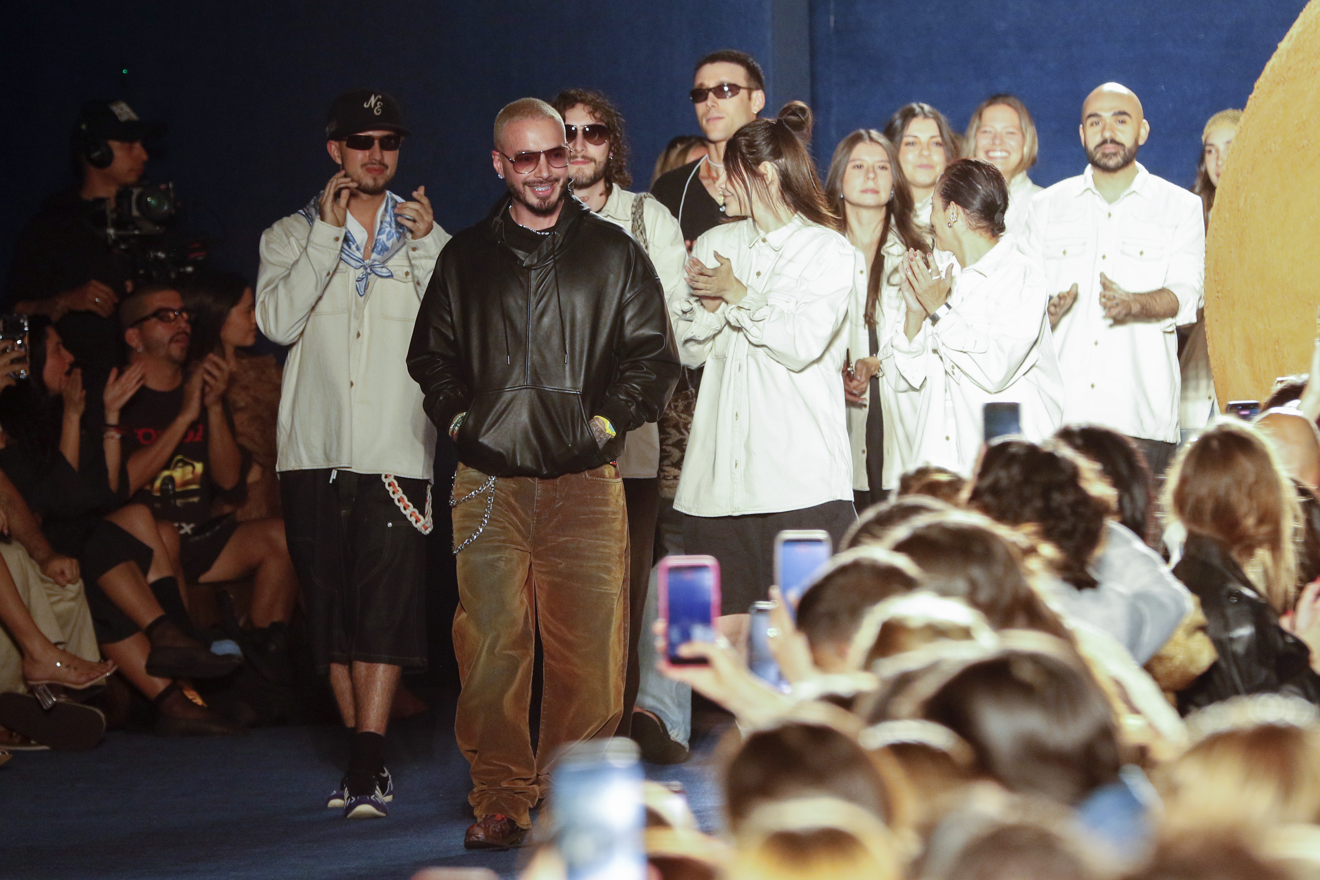 El cantante colombiano J Balvin (C) reacciona al final de la pasarela inaugural de Colombia Moda en Medellín (Colombia) el sábado.