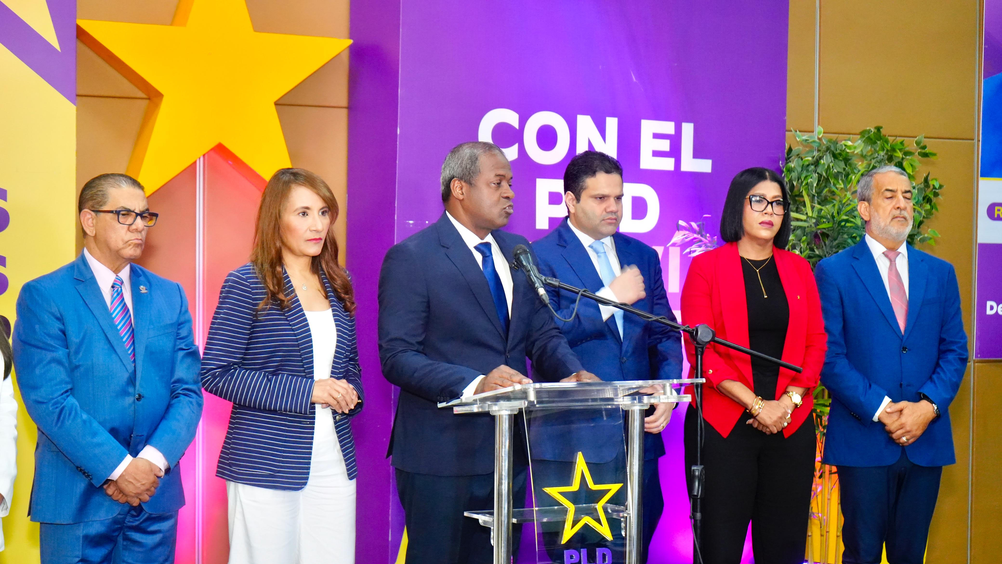 Líderes del Partido Púrpura en una conferencia de prensa el lunes.