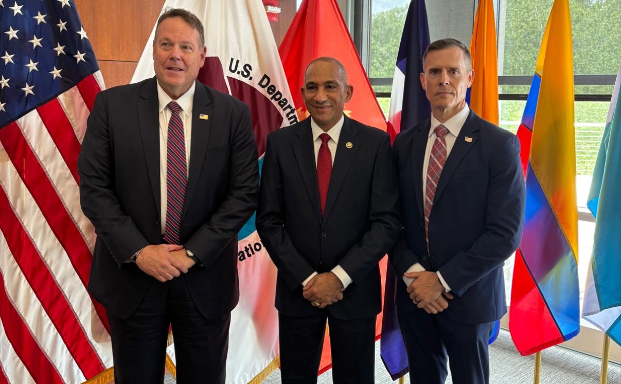 Daniel Salter, Subadministrador de la DEA; Vicealmirante José M. Cabrera Ulloa, Presidente de la DNCD, y Michael Mayer, Agente Especial Encargado de la Oficina del Caribe.