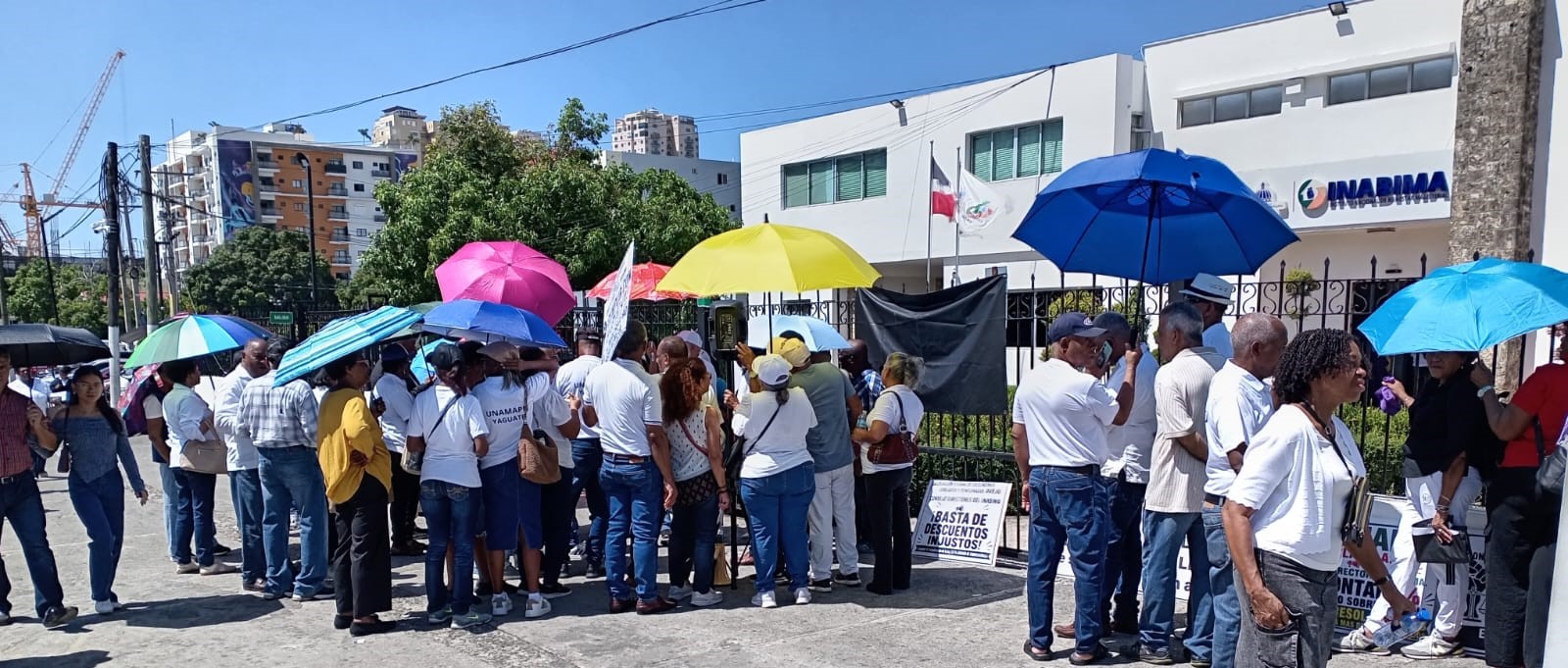 Pensionados y docentes jubilados protestan frente al Inbima