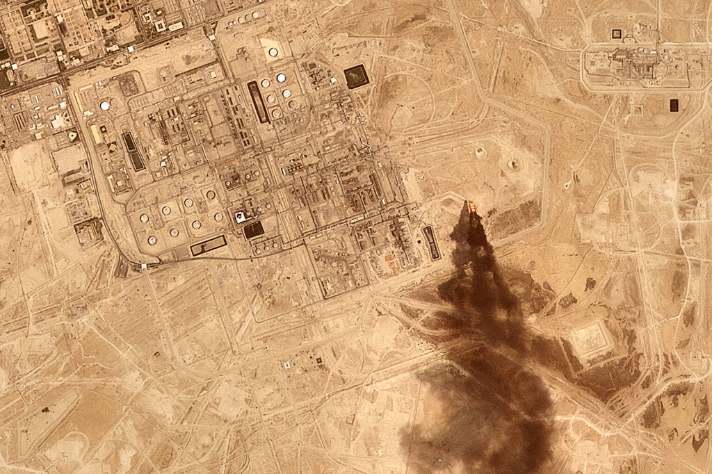 En esta imagen satelital, proporcionada por Planet Labs PBC el 27 de julio de 2026, se muestra una columna de humo saliendo de las instalaciones de procesado de petróleo de Aramco en Abqaiq, Arabia Saudí. (Planet Labs PBC via AP)