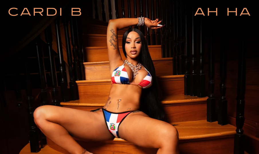 Cardi B usando bikini con símbolos patrios.