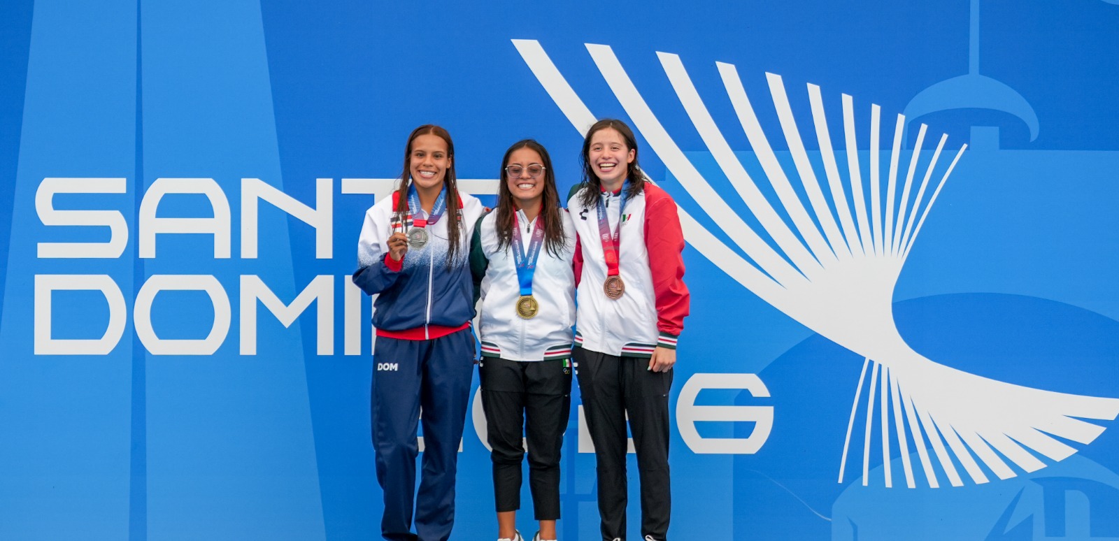 La dominicana Victoria Garza, juntoa a la azteca Alejandra Estudillo, y Adriana Torres, que se llevó el bronce.