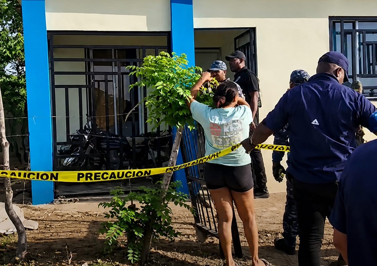 Hallan muerta a una pareja en vivienda de Duarte; investigan las circunstancias del caso