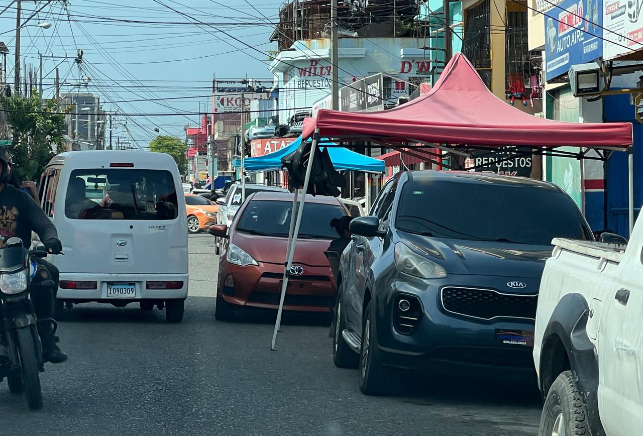 La proliferación de carpas se centra en todos los sectores de mayor concentración de negocios. Esta imagen corresponde a la calle Seibó de Villas Agrícolas. Jorge González