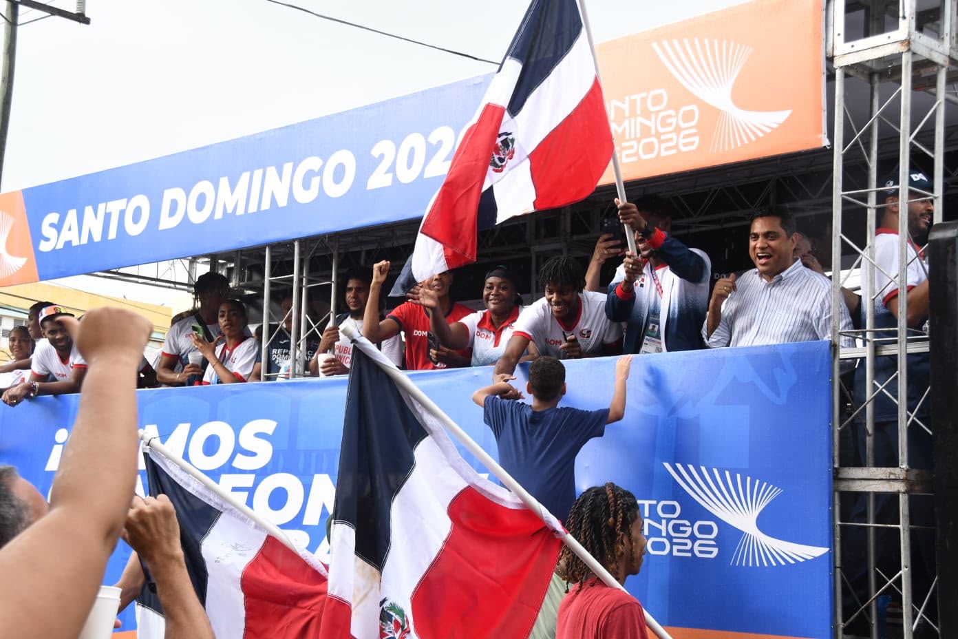 Marileidy Paulino, campeona olímpica de República Dominicana saluda a los fanáticos en la caravana de la delegación de Santo Domingo 2026.