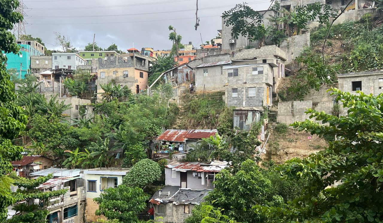 Hay viviendas de dos y tres niveles de concreto en lugares de una topografía muy irregular. Dejar construir barrios en una zona tan inestable y de poca accesibilidad origina crear problemas futuros de distintas índoles.  Jorge González