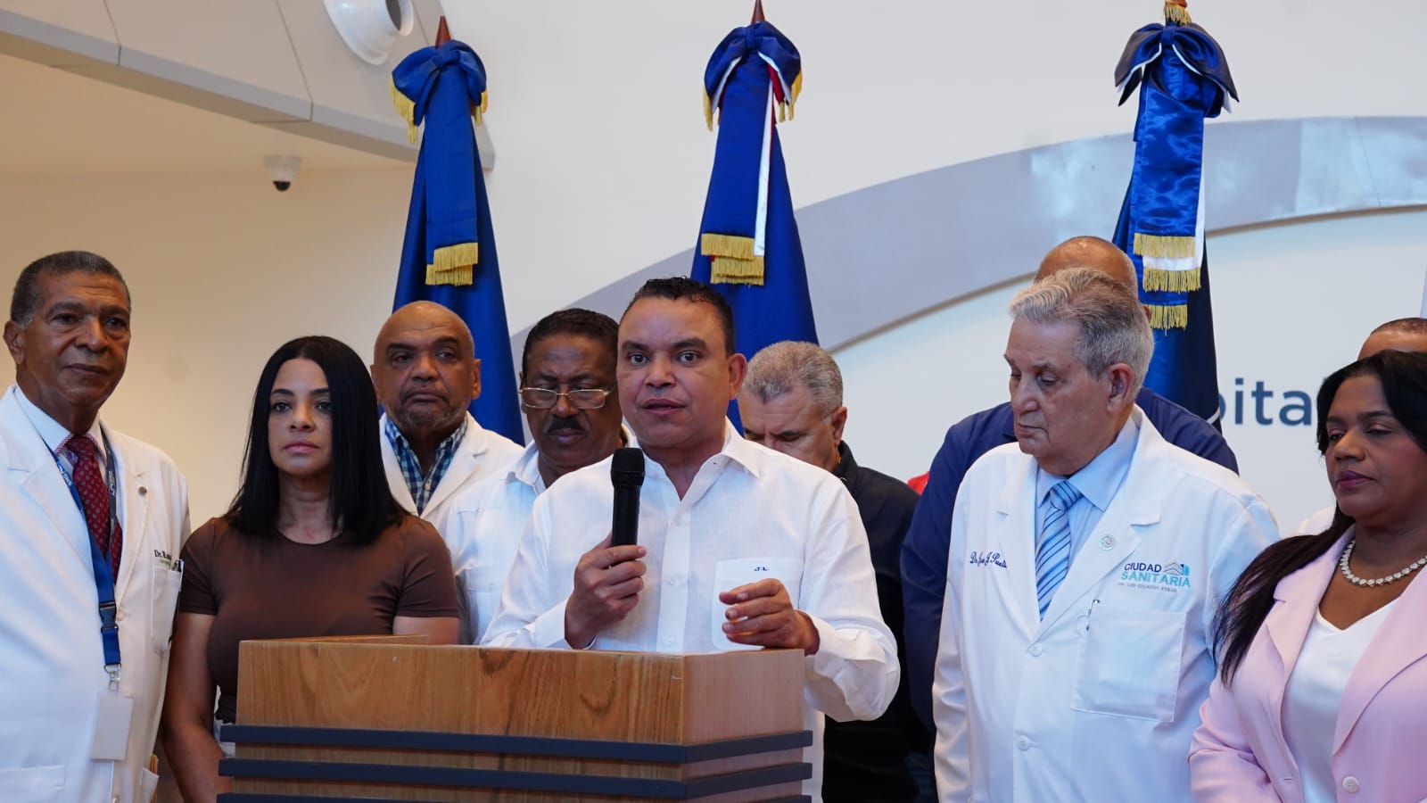 El doctor Luis Ladrón, junto a otros especialistas, durante la rueda de prensa en la Ciudad Sanitaria Luis Eduardo Aybar.
