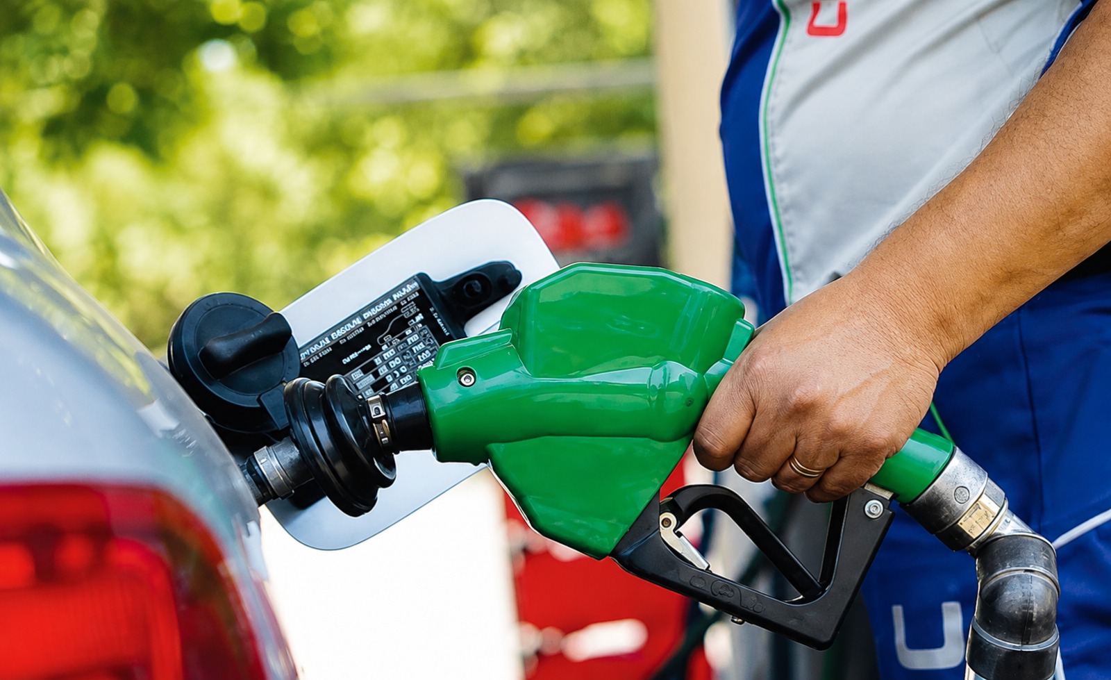 La gasolina regular aumenta de precio.