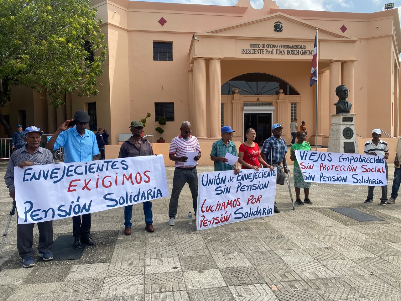 Protesta de envejecientes frente al Palacio Nacional