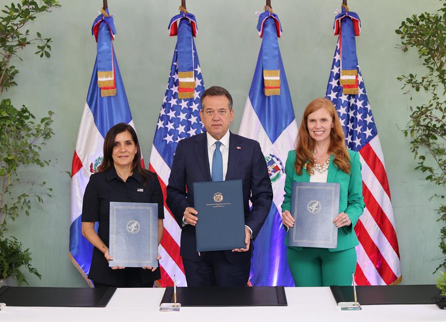 El ministro de Relaciones Exteriores, Víctor Bisonó;  la embajadora de Estados Unidos, Leah Francis Campos; y la secretaria de la Declaración de Consenso de Ginebra y directora de la Oficina de Asuntos Globales de Salud y Servicios Humanos de los Estados Unidos (HHS), Bethany Kozma.