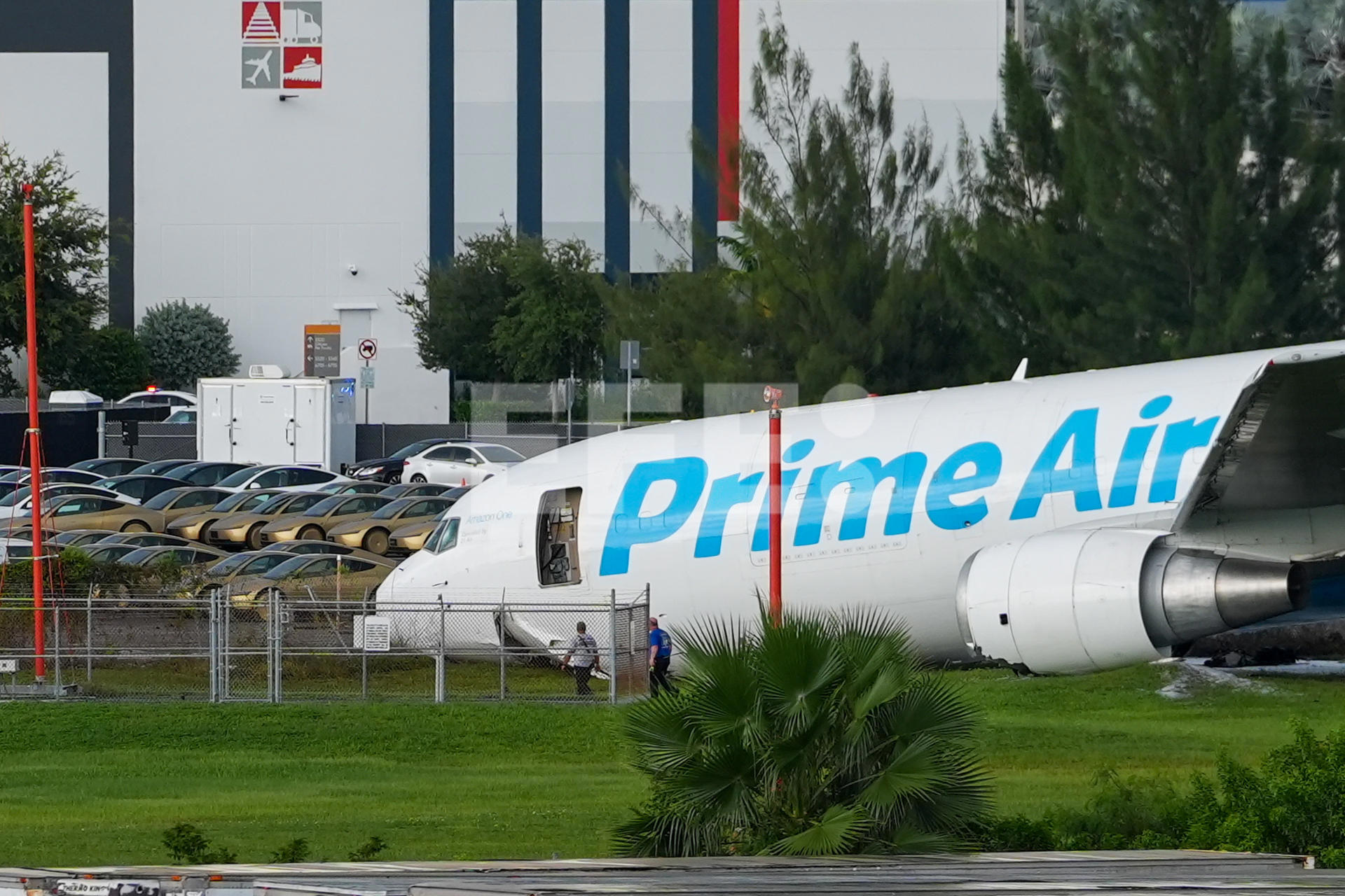 MIAMI (ESTADOS UNIDOS).- Fotografía que muestra un avión de carga de Amazon este domingo, en el Aeropuerto Internacional de Miami (EE.UU.). Un avión de carga con el logotipo de Amazon se estrelló al salirse de la pista después de aterrizar en el aeropuerto según informó la Administración Federal de Aviación (FAA, por sus siglas en inglés). EFE/ Alberto Boal