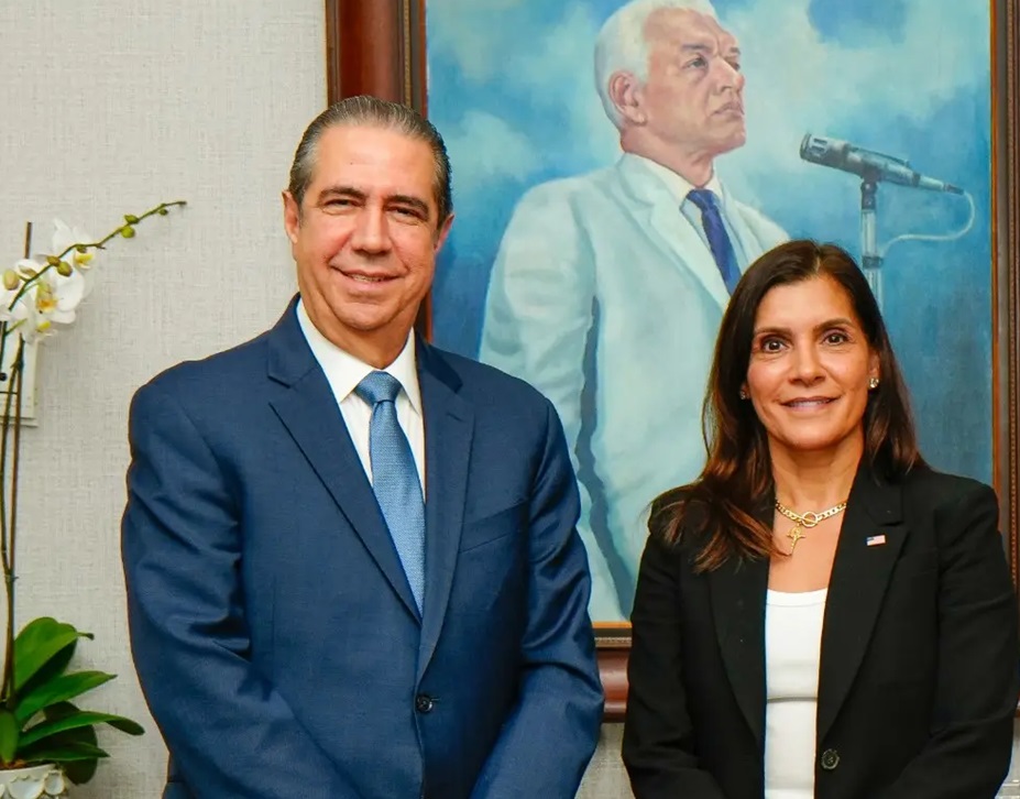 Francisco Javier García y la embajadora de Estados Unidos.