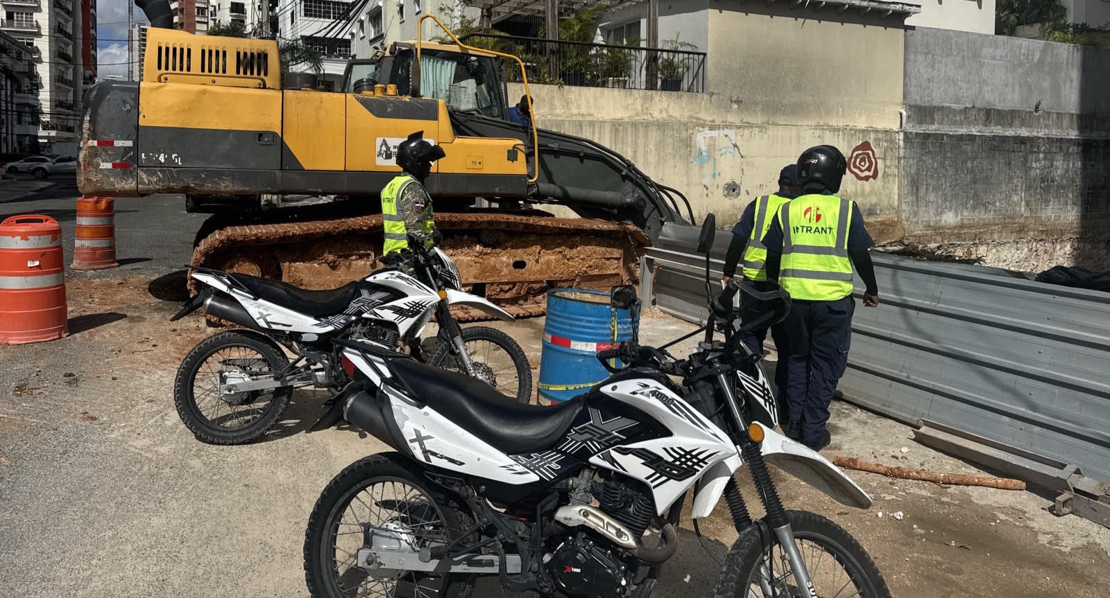 Los vehículos de las empresas constructoras de viviendas vertieron concreto en plana vías dificultando el tránsito.