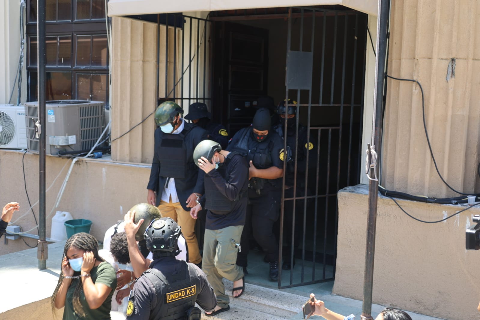 Uno de los acusados al salir del Palacio de Justicia de Ciudad Nueva.