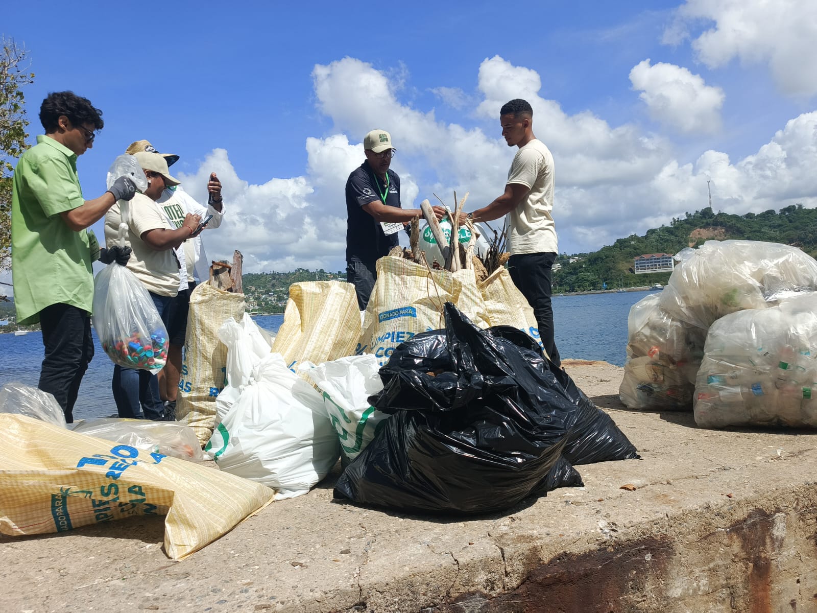 Realizan joranda en Día Mundial de la Limpieza de Playas