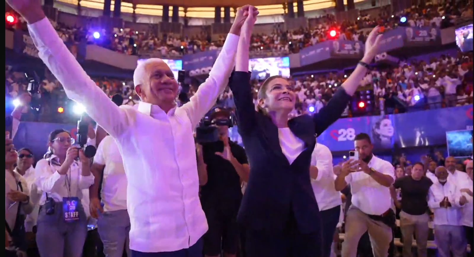Carolina Mejía y Ricardo de los Santos durante su llegada al Coliseo Carlos Teo Cruz.