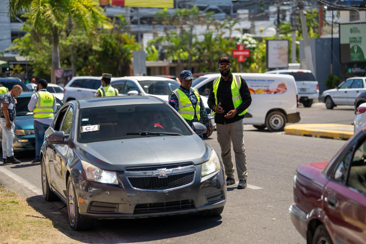 Agentes de la DIGESETT e inspectores del INTRANT durante los operativos de fiscalización en Santiago.