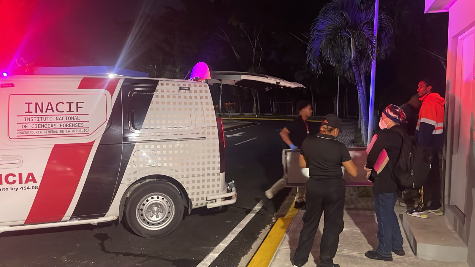 Una ambulancia y médico legista levantan el cadáver del haitiano muerto en Cevicos