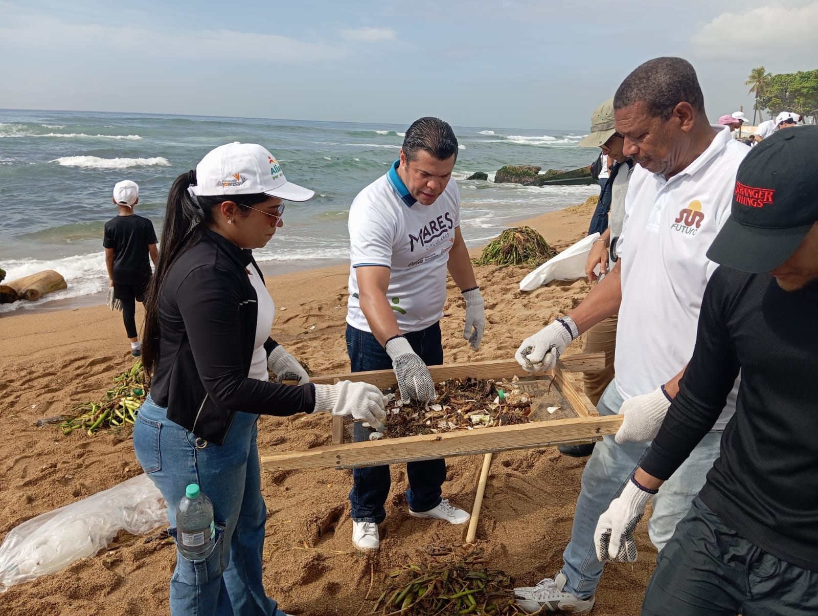 El diputado Tobías Crespo durante la jornada ambiental desarrollada en la playa Güibia, en el Distrito Nacional.