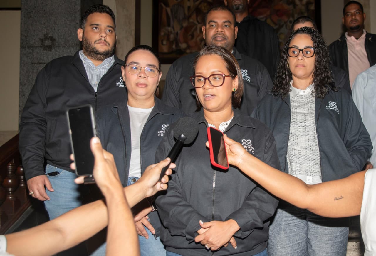 La procuradora de corte, Mirna Ortiz, durante el depósito de la medida de coerciòn.