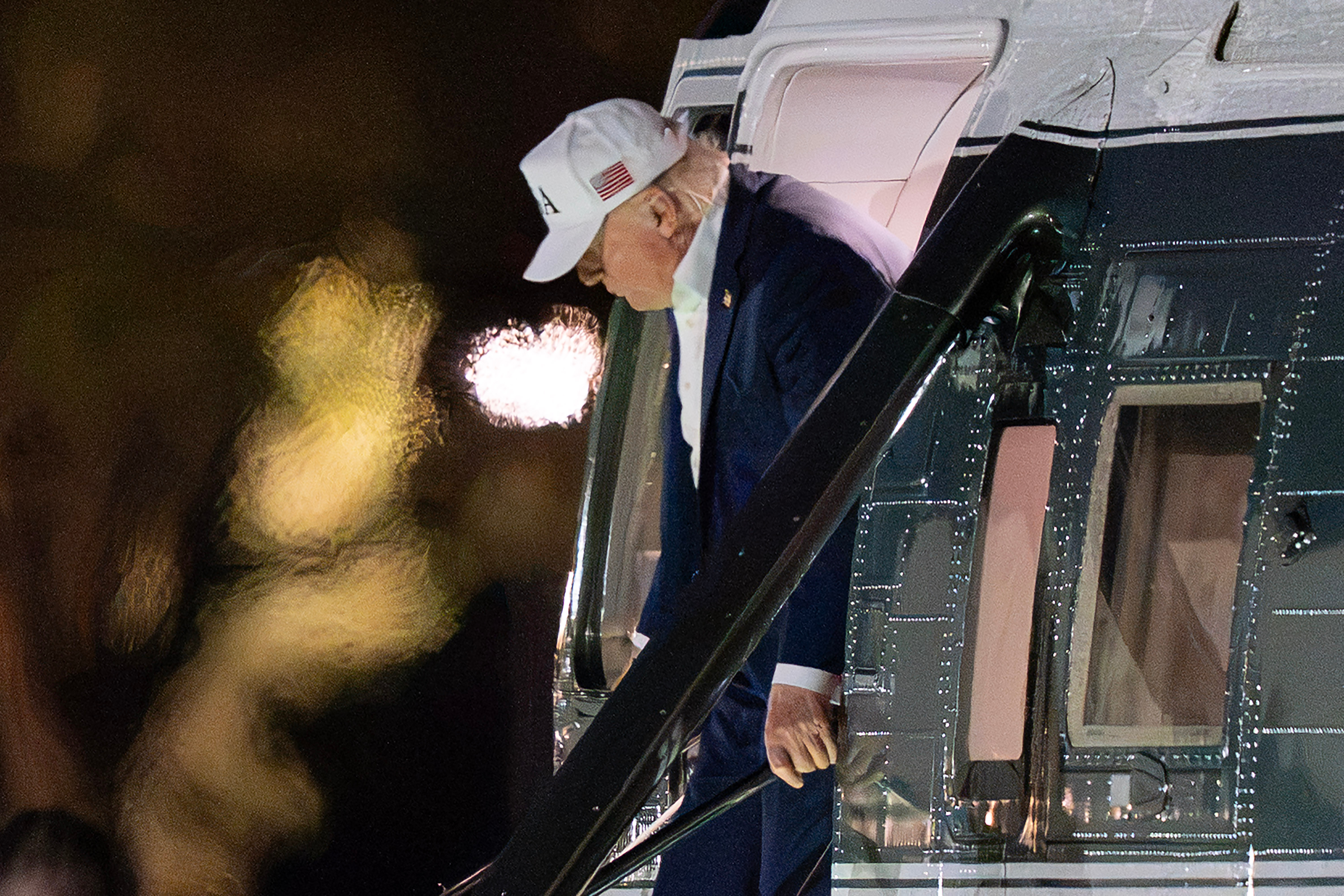 El presidente Donald Trump baja del Marine One al llegar a la Elipse, justo afuera de la Casa Blanca, el sábado 19 de septiembre de 2026, en Washington. (AP Foto/Jose Luis Magana)