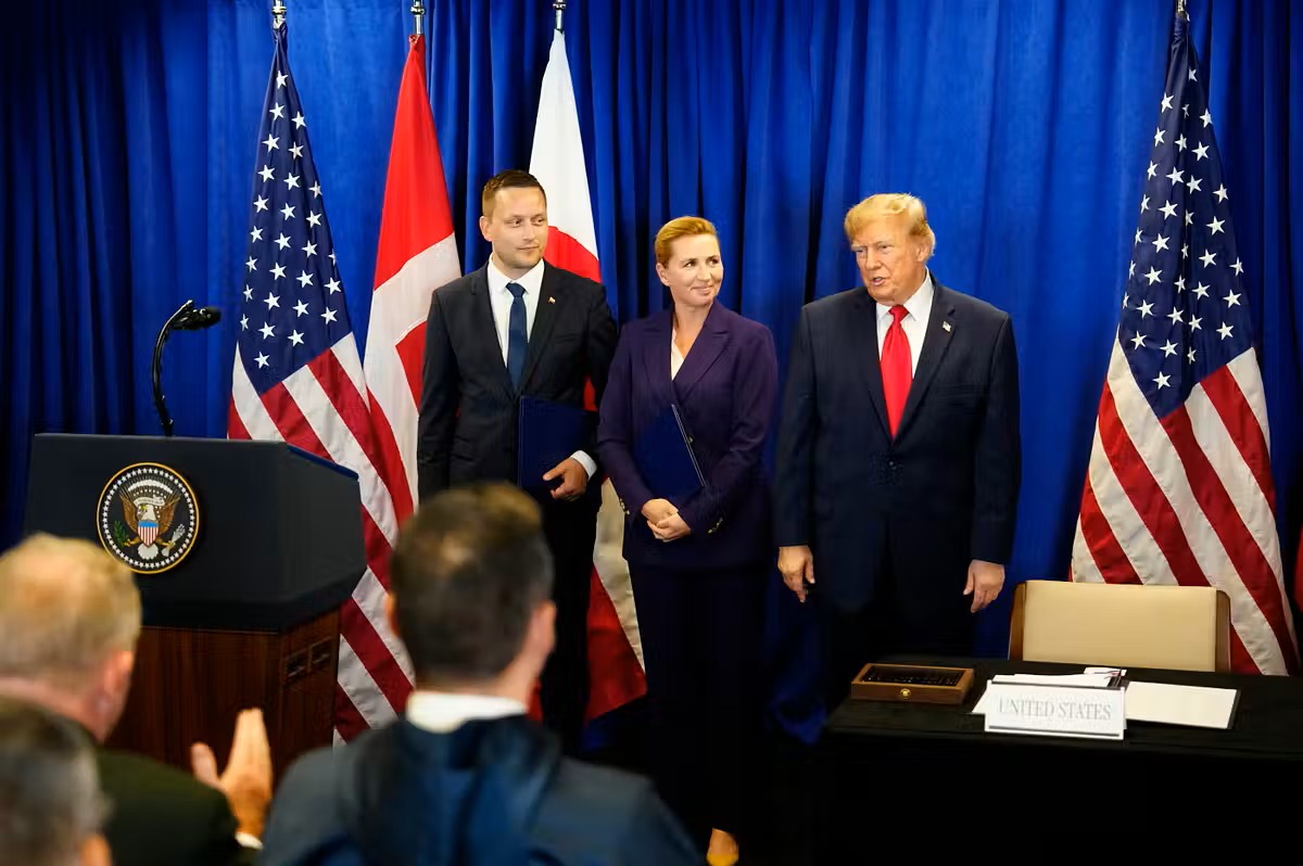 (De izq. a der.) El primer ministro de Groenlandia, Jens-Frederik Nielsen; la primera ministra de Dinamarca, Mette Frederiksen; y el presidente de EE.UU., Donald Trump, este martes en la firma del acuerdo trilateral de seguridad en el Ártico entre EE.UU., Dinamarca y Groenlandia en la sede de la ONU, en Nueva York (EE.UU.). EFE/ EPA/ Mads Claus Rasmussen