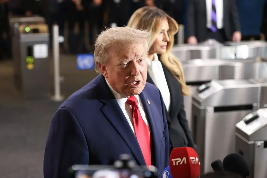 El presidente de EE.UU., Donald Trump, habla este martes a su llegada a la Asamblea General de la ONU, en Nueva York (EE.UU.). EFE/ Octavio Guzmán