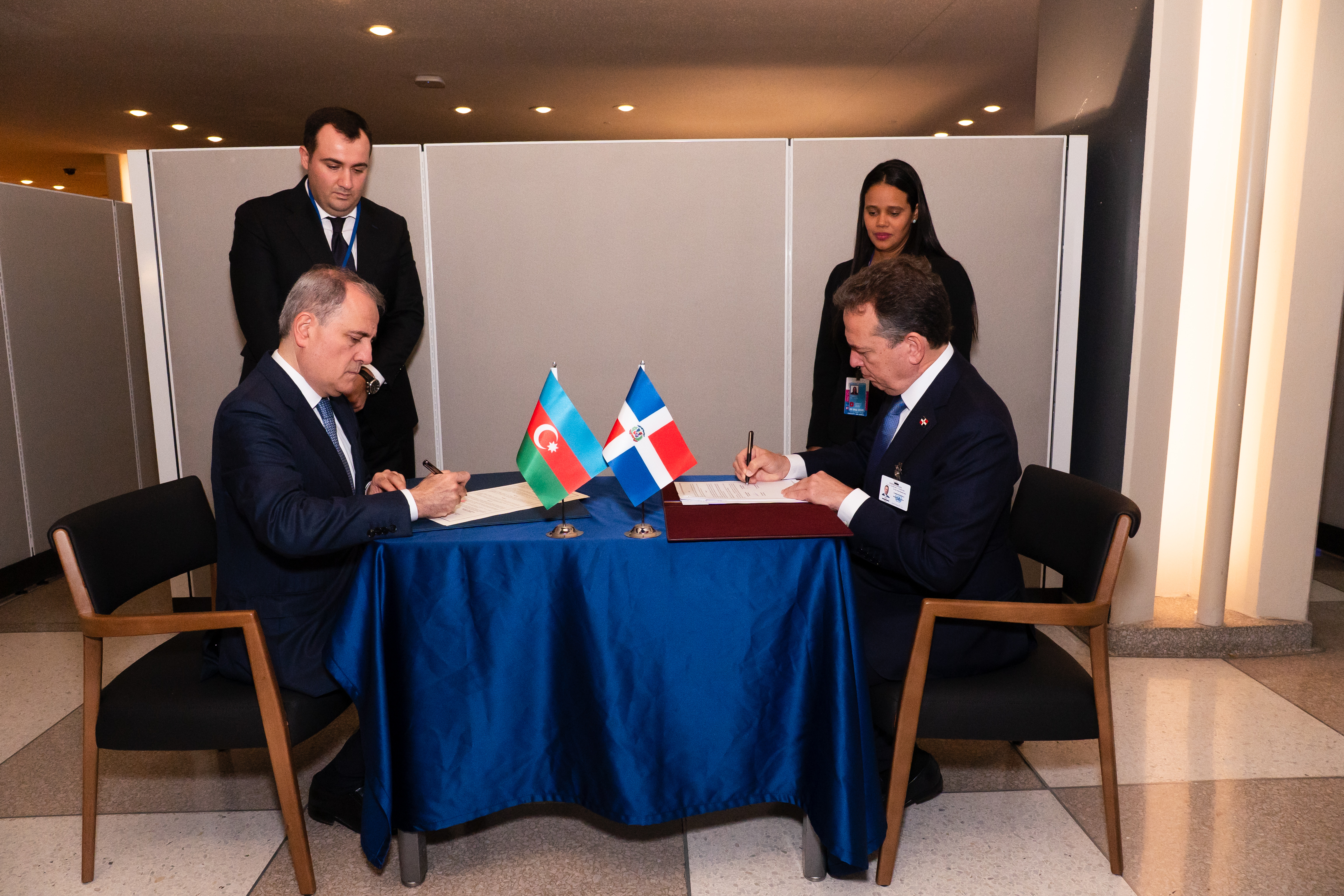 Ministro de Relaciones Exteriores de la República Dominicana, Víctor -Ito- Bisonó, y su homólogo de Azerbaiyán, Jeyhun Bayramov firmando acuerdo bilateral que facilitará la movilidad de los ciudadanos de ambos países. Foto fuente externa.