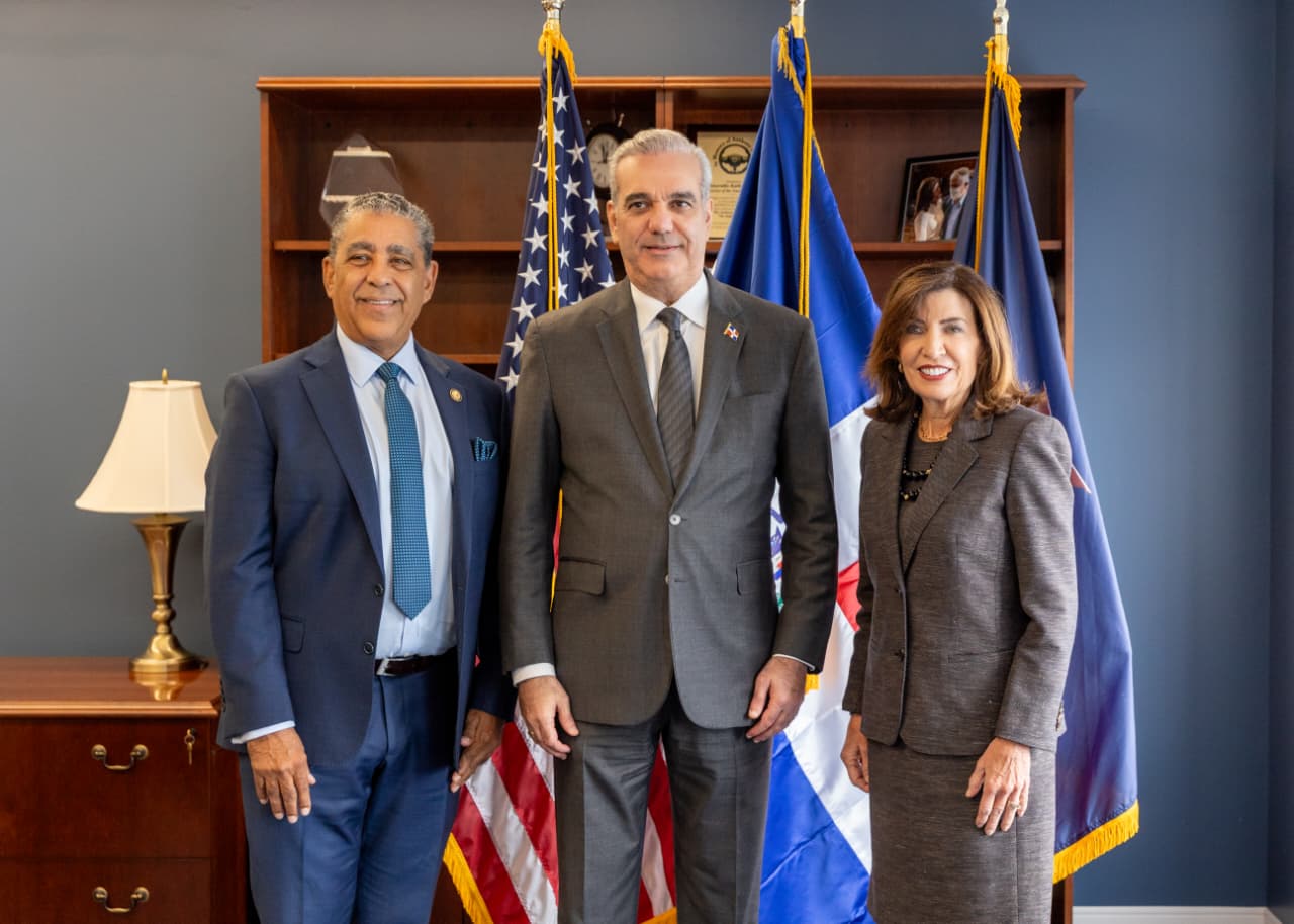 El congresista Adriano Espaillat, el presidente Luis Abinader y la gobernadora de Nueva York, Kathy Hochul