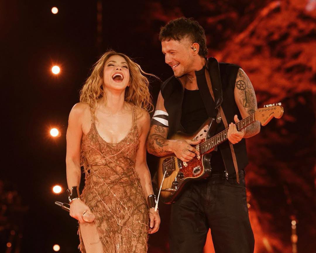Shakira y Alejandro Sanz durante su presentación anoche en España.