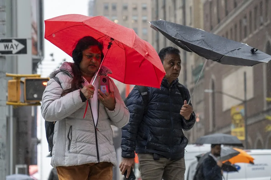 Fotografía de archivo de personas caminando bajo la lluvia, en Manhattan, en el centro de Nueva York (EE.UU.). EFE/ Ángel Colmenares