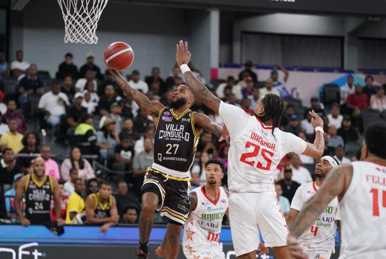 Marquis Wright ataca el aro ate defensa de Jean Carlo Quezada