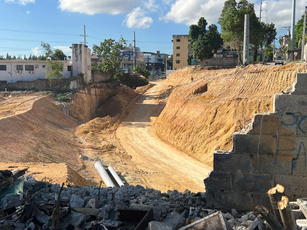 Vista de la vía que conectara con el puente que se construye sobre la cañada de Arroyo Hondo, y que conectara las avenidas República de Colombia con la Carlos Pérez Ricart . Jorge González