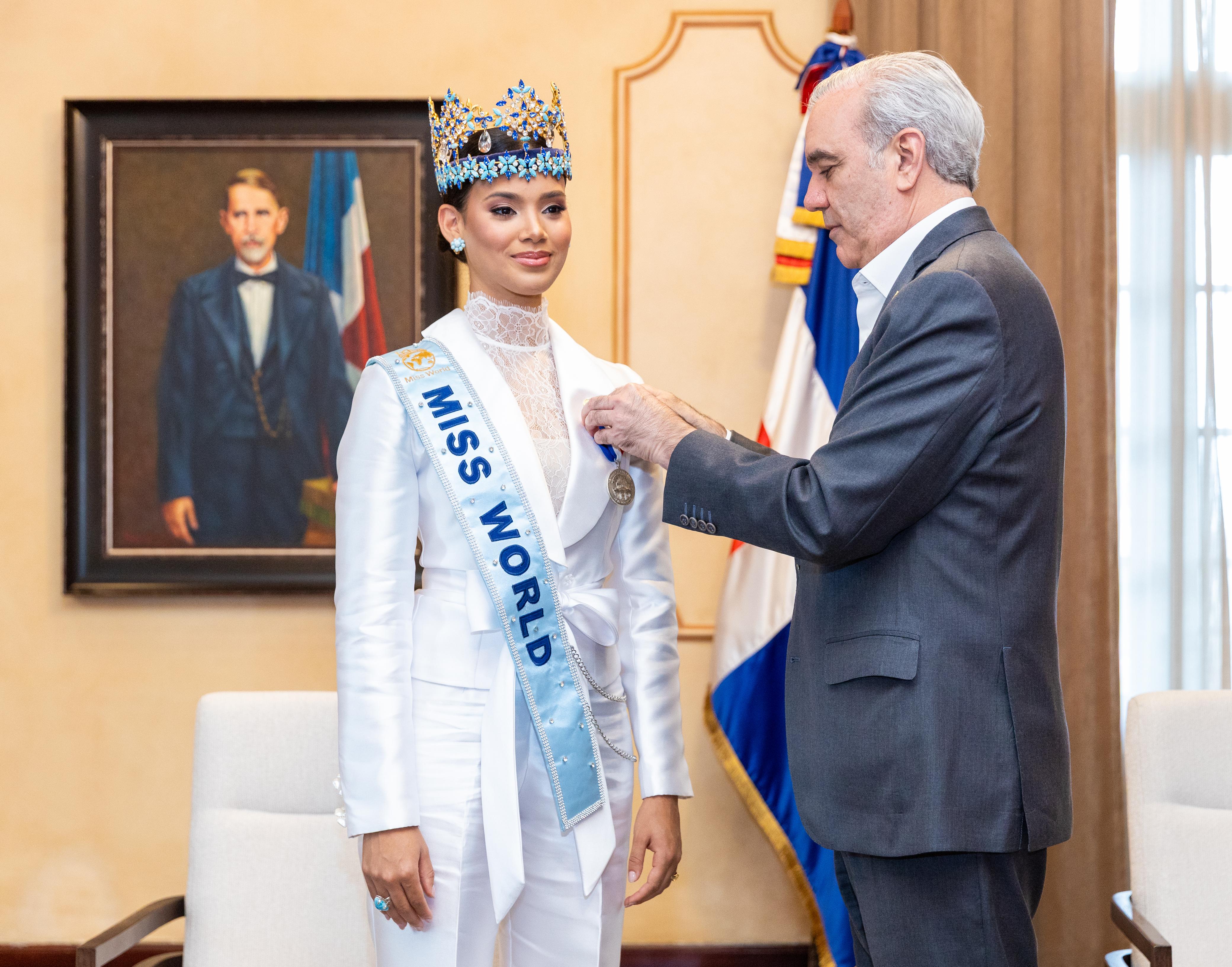El presidente Luis Abinader condecoró con la Medalla Presidencial al Mérito Civil a la dominicana Joheirry Mola, Miss Mundo 2026, junto a la vicepresidenta Raquel Peña.