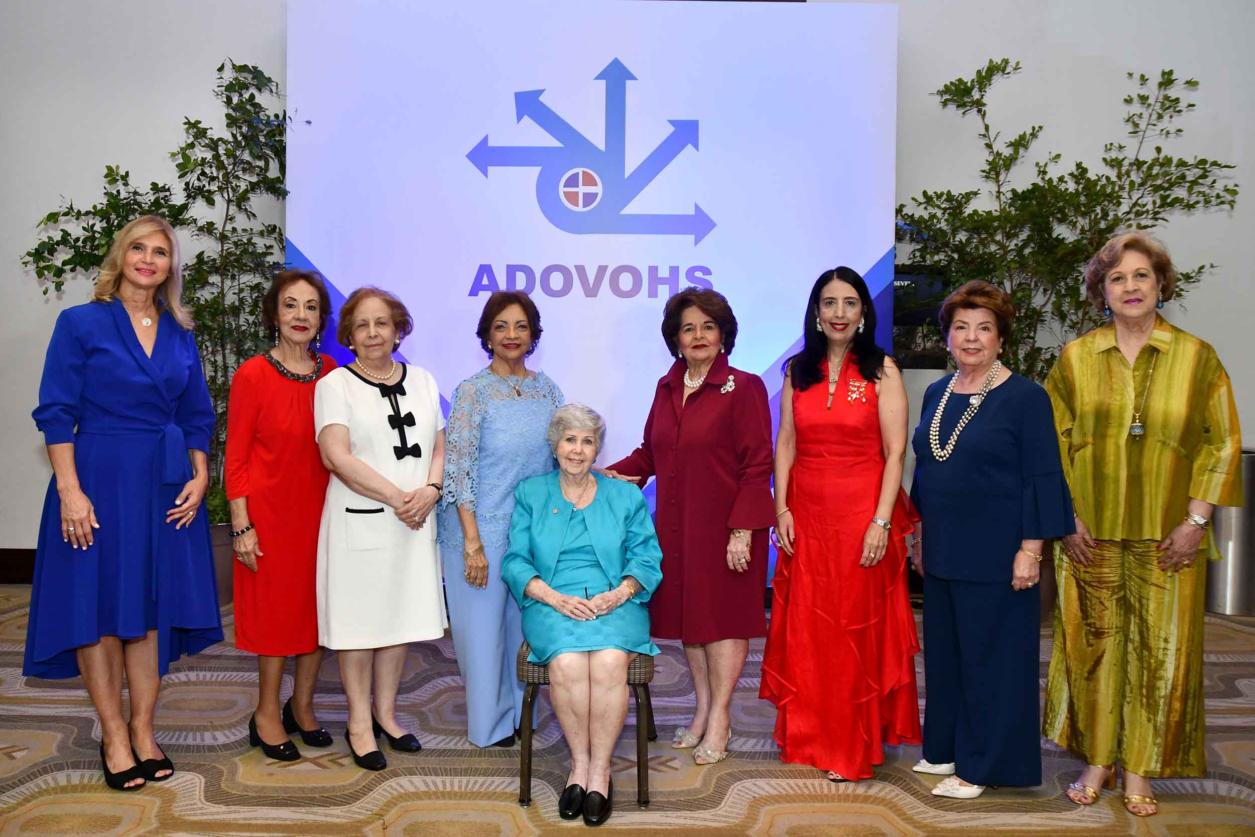 Angélica Benítez de Ginebra, junto a las damas reconocidas