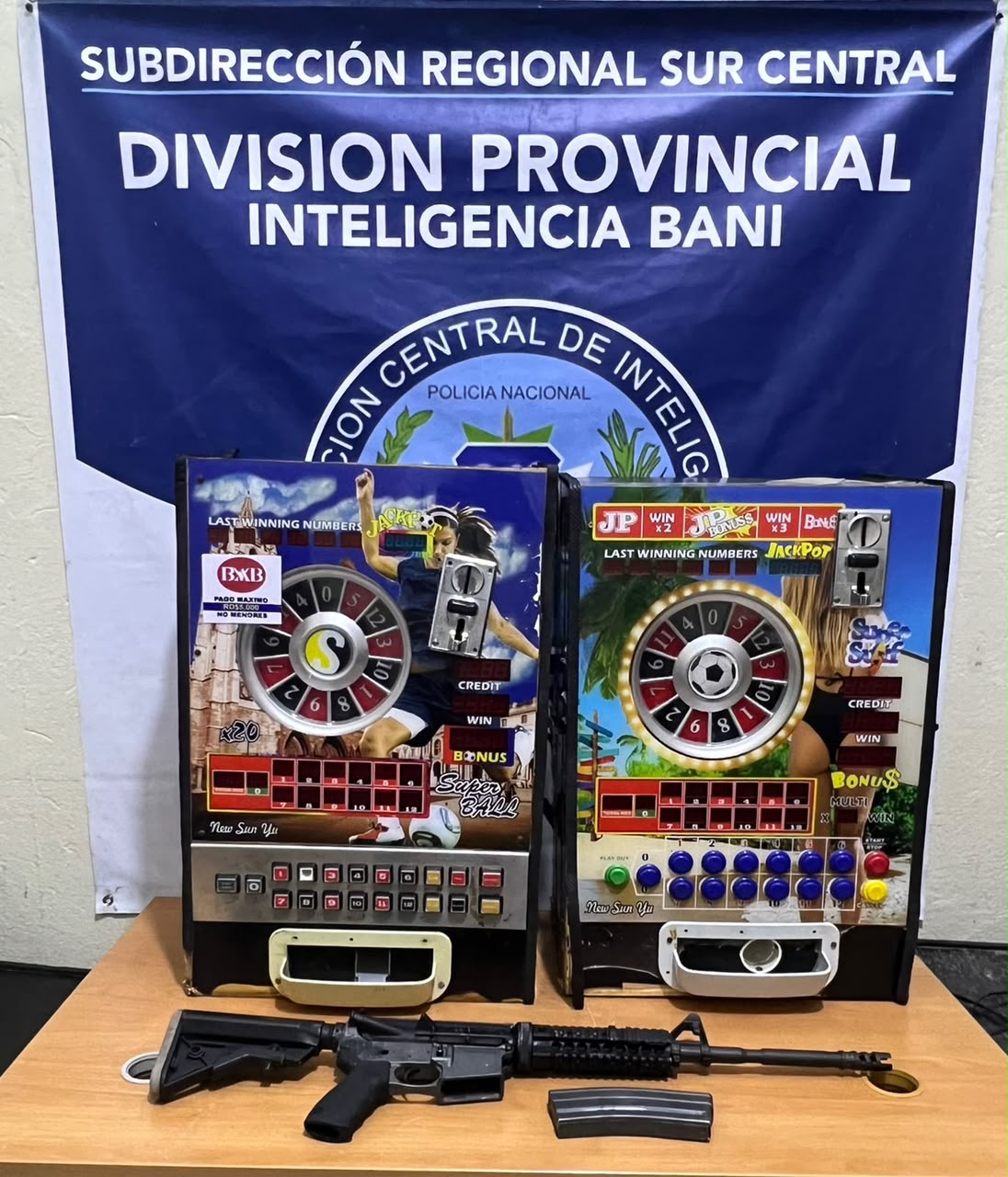 En operativos las autoridades ocuparon cigarrillos, bebidas alcohólicas, un fusil y dos máquinas tragamonedas.