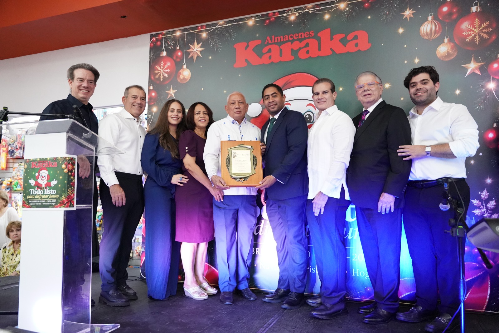 Adriano Adames, de Suplidora El  Tanque,recibe junto a su familia una placa de reconocimiento en el acto de Almacenes Karaka, entrega Rolando Sebelen y su familia.