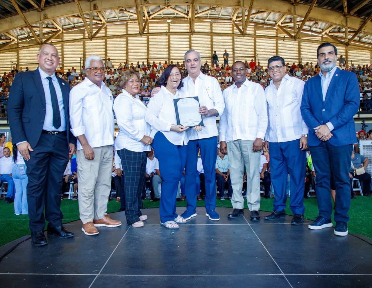 Luis Abinader durante la entrega de títulos de propiedad en el Polideportivo de Invivienda.