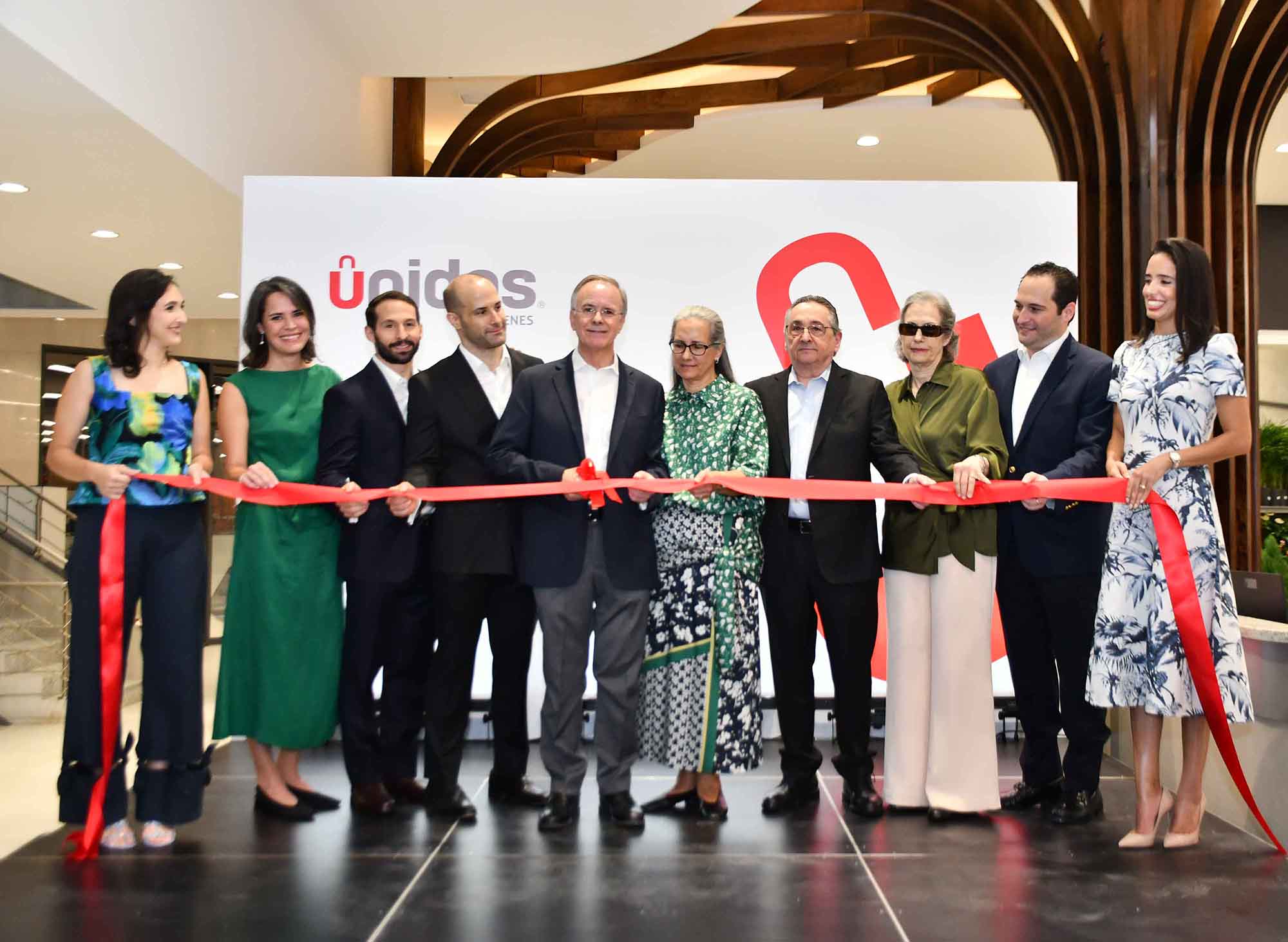 Florencio García Valle, Presidente ejecutivo de Almacenes Unidos, realiza corte de cinta acompañado de la Familia Fernández y García.