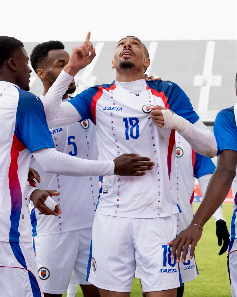 Wilson Isidor, marcado con el número 18, anotó dos de los goles de Haití ante República Dominicana