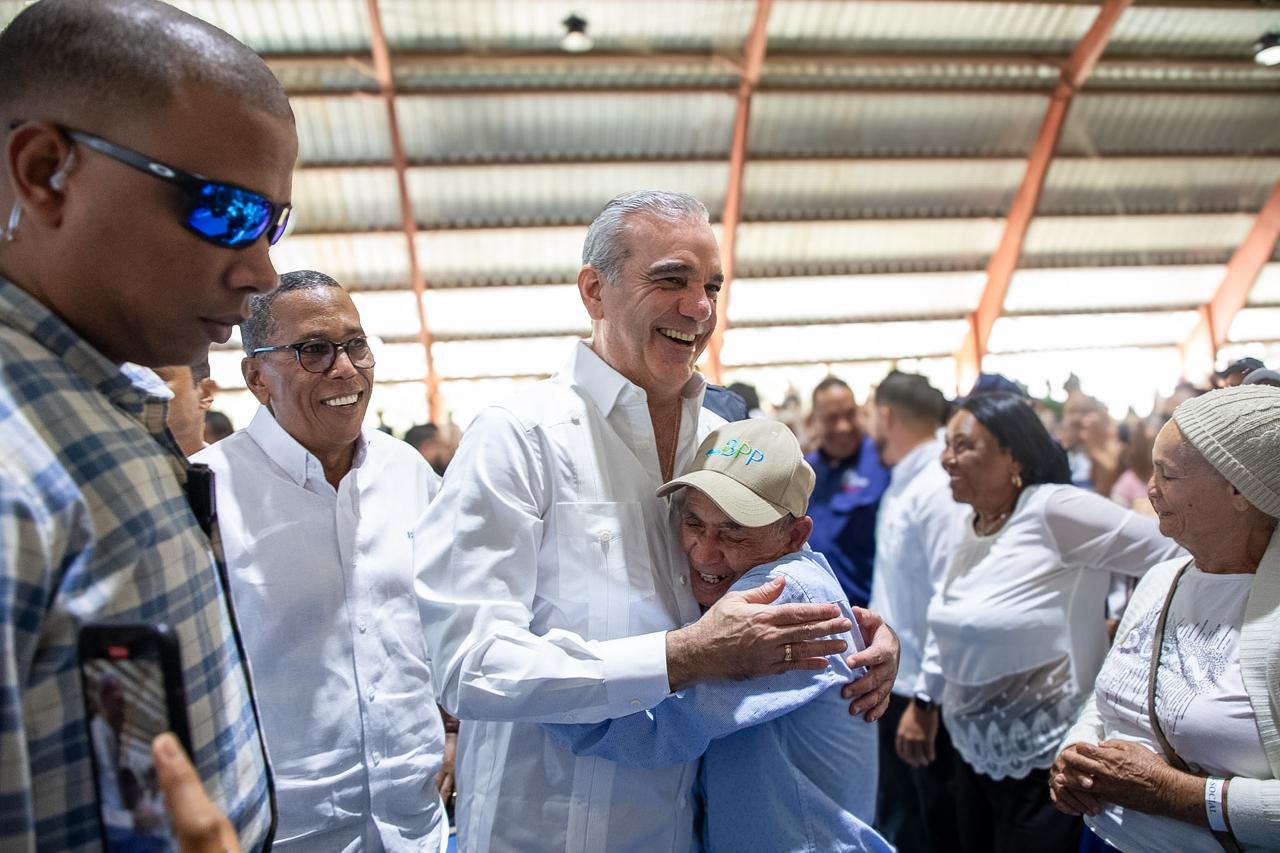 El presidente Luis Abinader durante el lanzamiento, este sábado en San José de Ocoa, del programa “Fogones por Leña”.