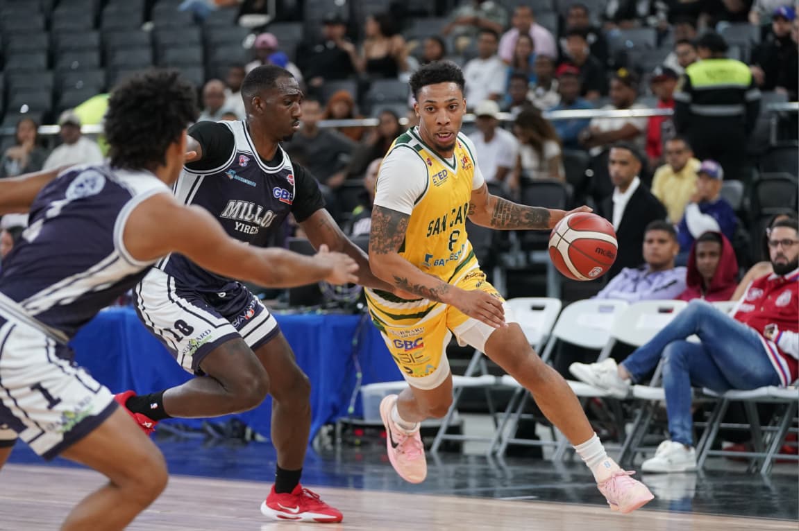 El refuerzo del Club San Carlos, Malachi Richardson en gestión ofensiva para anotar dos puntos de los 33 que encestó en la victoria de su equipo este sábado en el Torneo de Baloncesto Superior del Distrito Nacional.