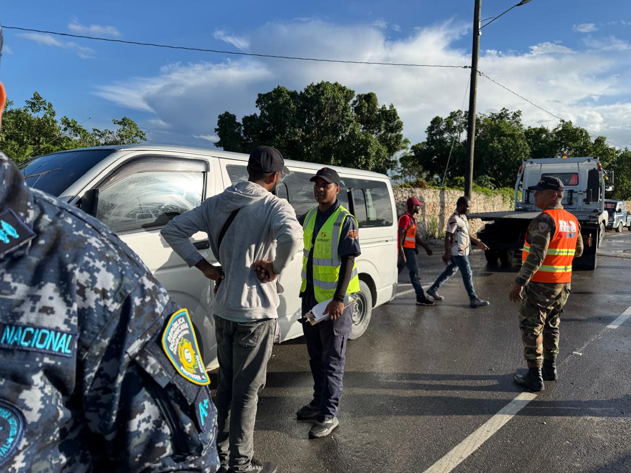 Uno de los vehículos retenidos durante el operativo de fiscalización realizado en Friusa, Bávaro-Punta Cana.