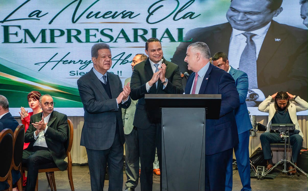 El presidente de la Fuerza del Pueblo destacó el papel económico y social de los dominicanos en el exterior durante un encuentro coordinado por Henry Abreu y La Nueva Ola Empresarial.