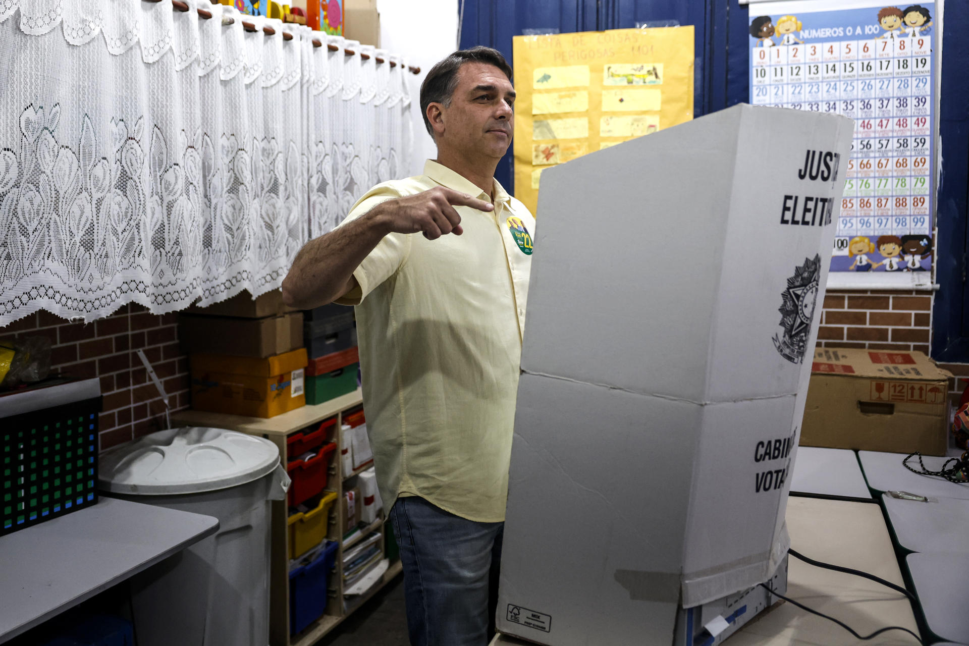 RÍO DE JANEIRO (BRASIL).- El candidato a la presidencia de Brasil, Flavio Bolsonaro, vota en una escuela de la zona norte de Río de Janeiro, Brasil, durante la primera vuelta de las elecciones. Más de 158 millones de brasileños están convocados este domingo a las urnas en unas elecciones que no solo decidirán la permanencia de Luiz Inácio Lula da Silva o el ascenso del ultraderechista Flávio Bolsonaro, sino que redefinirán el equilibrio de poder en la región frente a la presión de Washington. EFE/ Antonio Lacerda